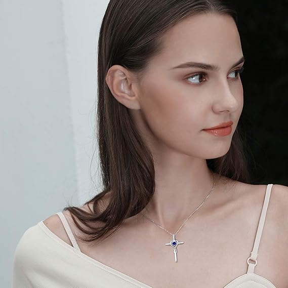 Collar Corazón de Zafiro con Cruz | Oro blanco