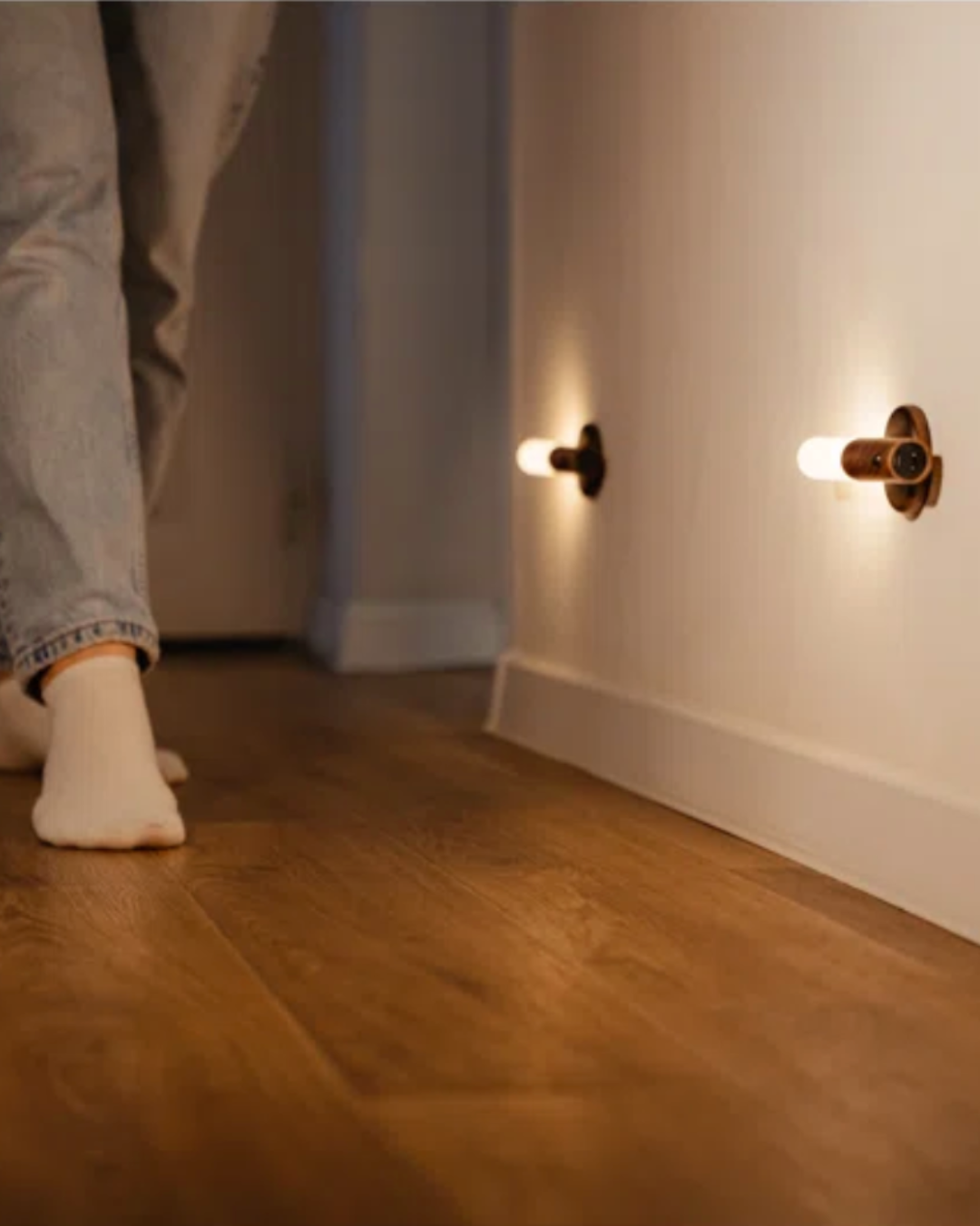 ארנה - קיר אור נטען עם בסיס עץ