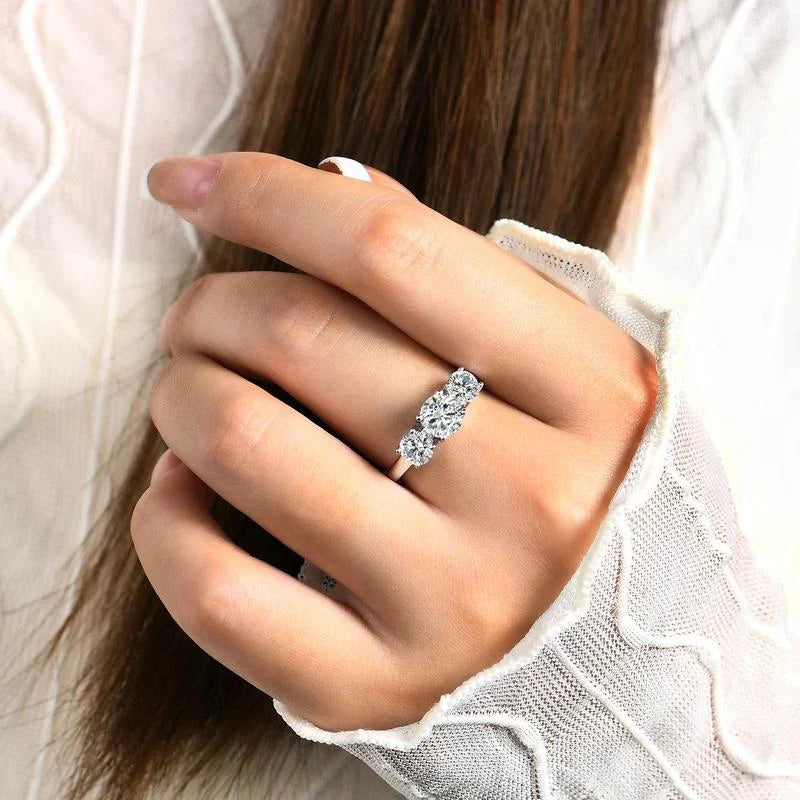 Anillo Clare Triple Piedra | Oro blanco