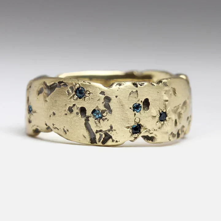 Anillo Forjado Antiguo Oro con Cristal Azul Incrustado