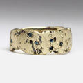 Anillo Forjado Antiguo Oro con Cristal Azul Incrustado