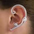 Arete Individual con Dije de Bigotes Plateados | Oro blanco
