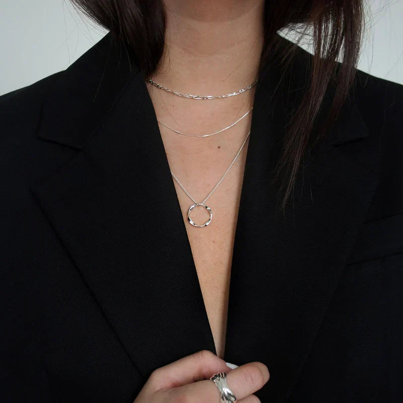 Collar Círculo Abierto Tres Filas | Oro blanco