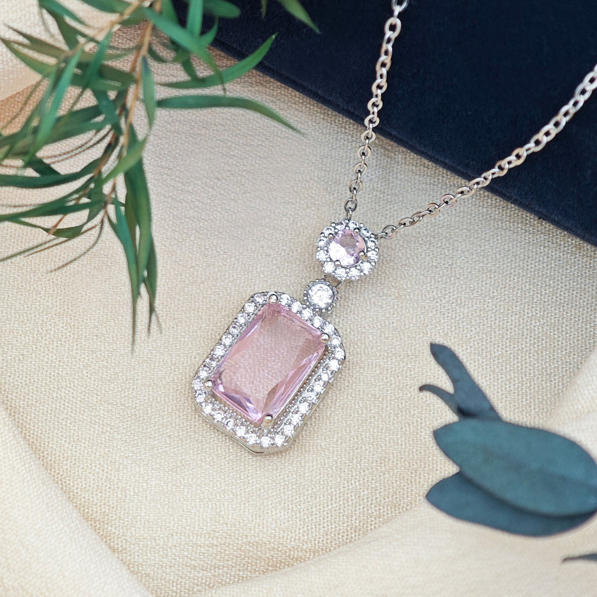 Collar con dije Rosa Pavé | Oro blanco