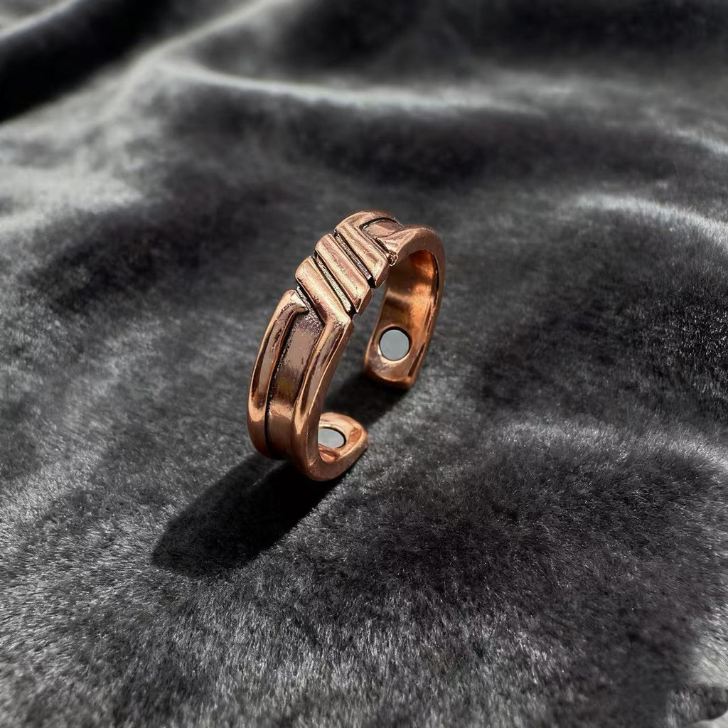Anillo Genevra con Cresta Esculpida de Cobre