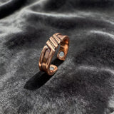 Anillo Genevra con Cresta Esculpida de Cobre