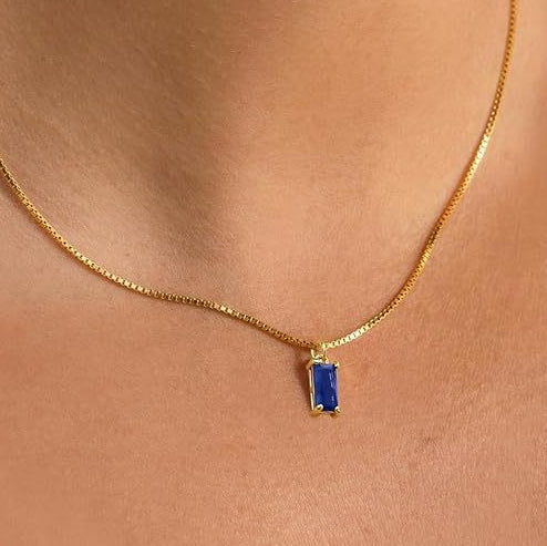 Collar con dije de zafiro minimalista | Oro blanco
