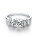 Anillo Clare Triple Piedra | Oro blanco