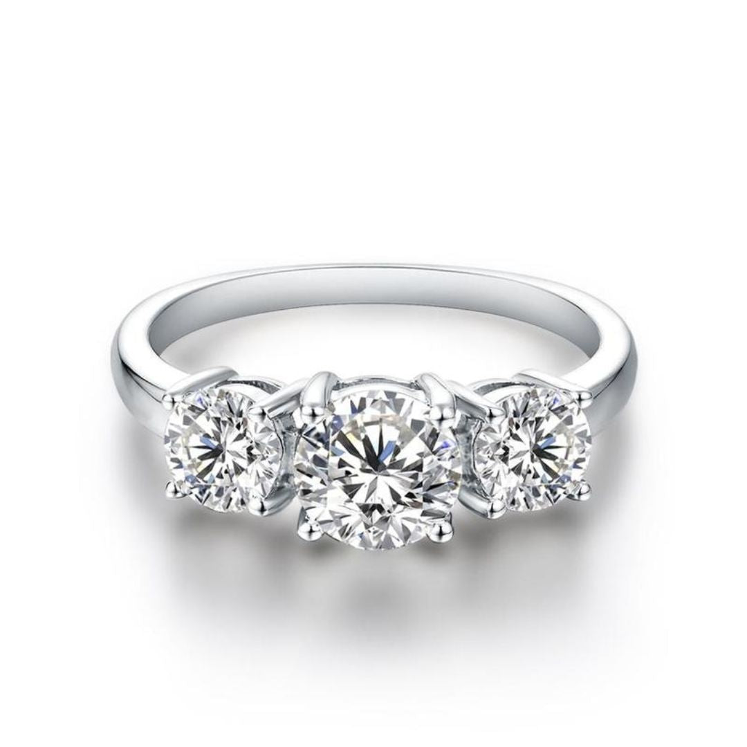 Anillo Clare Triple Piedra | Oro blanco