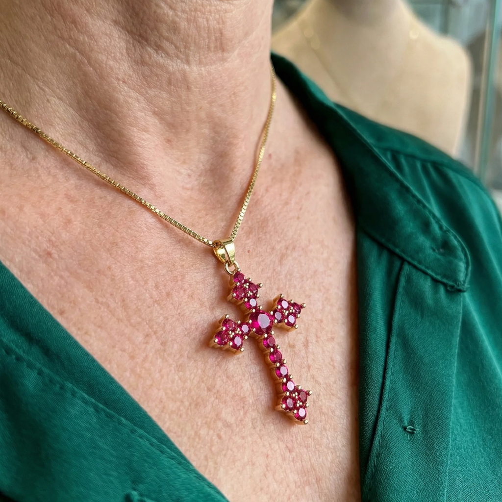Collar con Dije Cruz Rosa Clúster | Oro