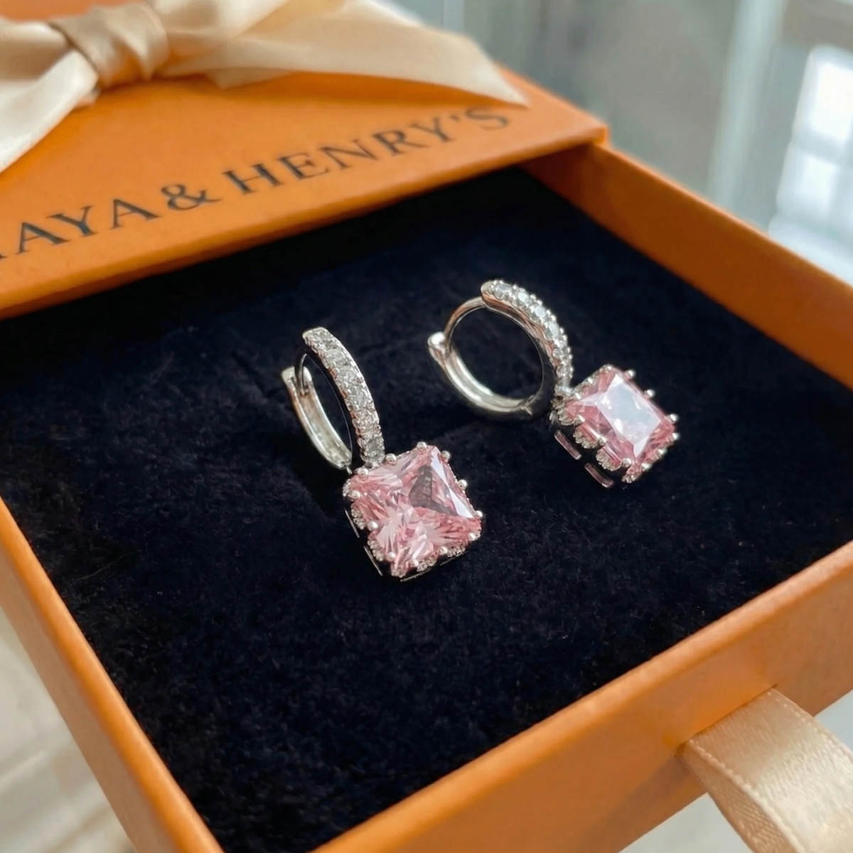 Aretes Huggie Rosa Brillante | Oro blanco