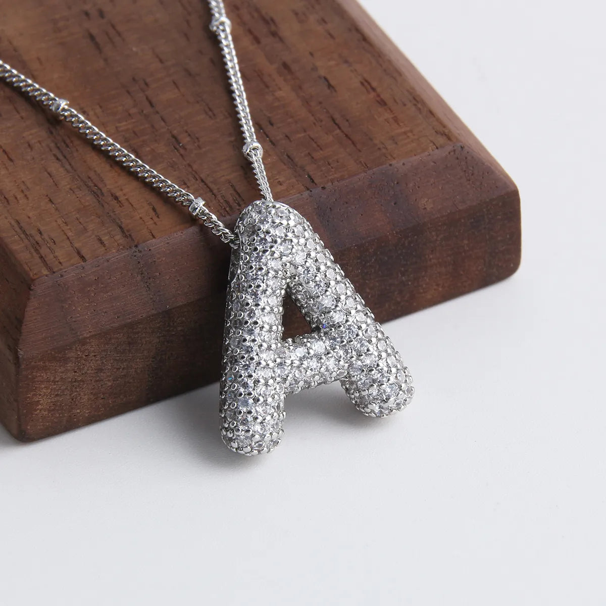 Juego de collar con inicial en letras burbujas | Oro blanco