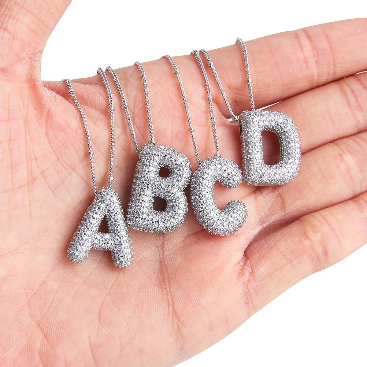 Juego de collar con inicial en letras burbujas | Oro blanco