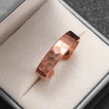 Anillo de Banda Texturizada en Cobre