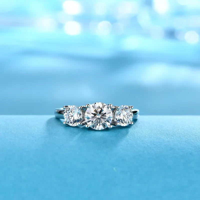 Anillo Clare Triple Piedra | Oro blanco