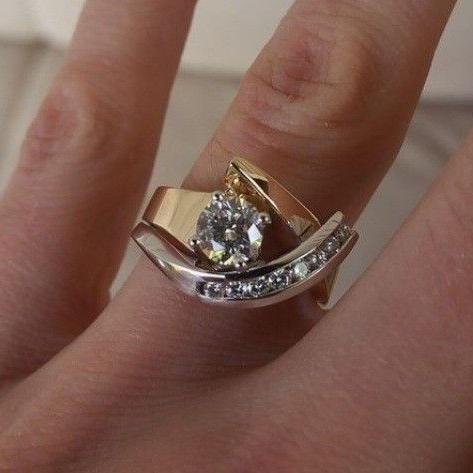 Anillo de Oro Irregular Antiguo con Circonita y Oro Mixto