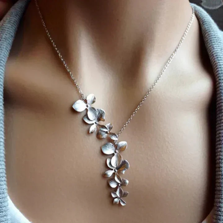 Collar con Dije Pétalos de Plata | Oro blanco